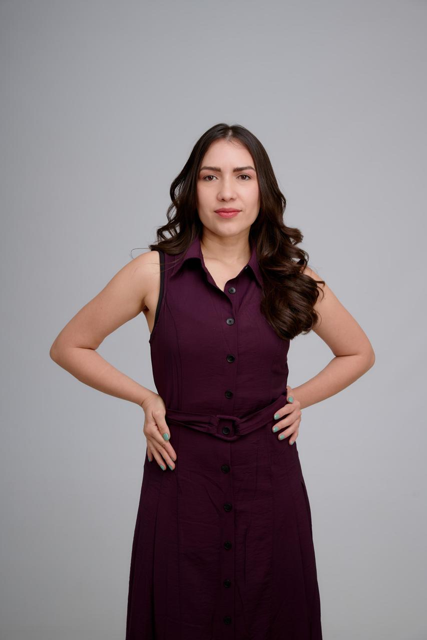 Julieth Castillo de pie, con las manos en la cintura y mirada firme